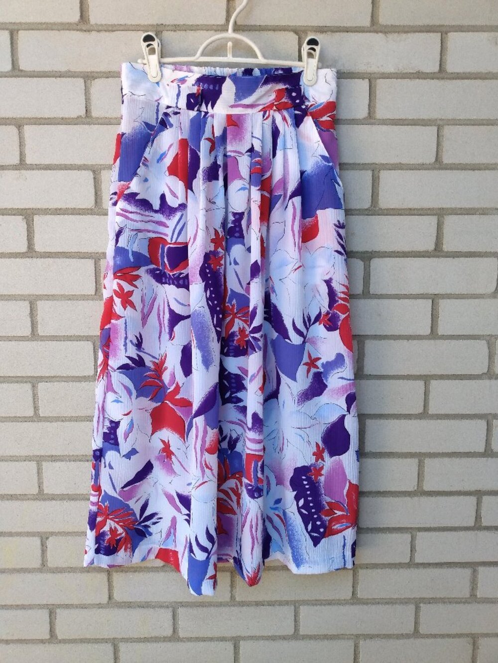 Vintage 80s Tropical Floral Skirt with Pockets Size 8 White Red Purple Lana Lee